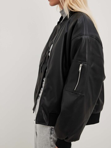 NA-KD Prehodna jakna | črna barva
