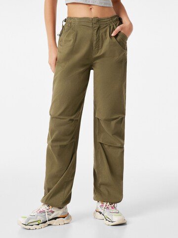 Bershka Regular Pants in Green: front