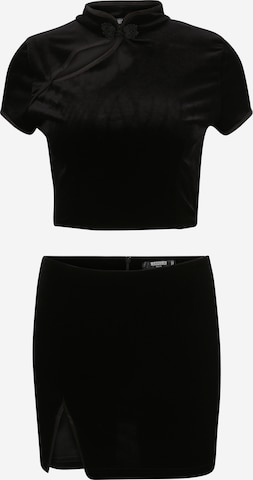 Costum de la Missguided Petite pe negru: față