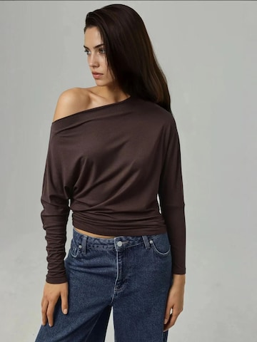 T-shirt Hiccup en marron : devant