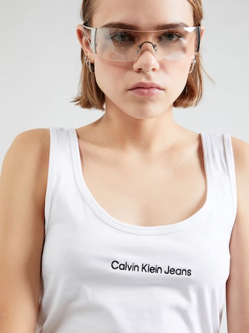 Top de la Calvin Klein Jeans pe alb