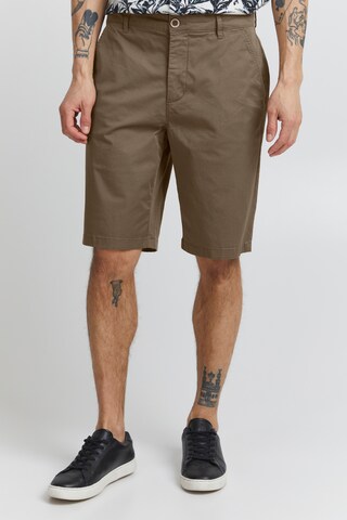 !Solid Regular Chino 'Bishop' in Bruin: voorkant