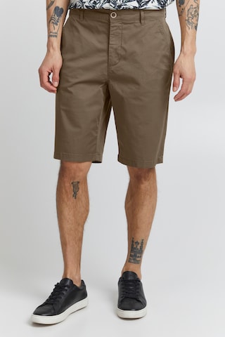 !Solid Regular Chino 'Bishop' in Bruin: voorkant