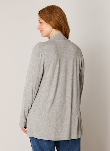 BASE LEVEL CURVY Strickjacke in Grau