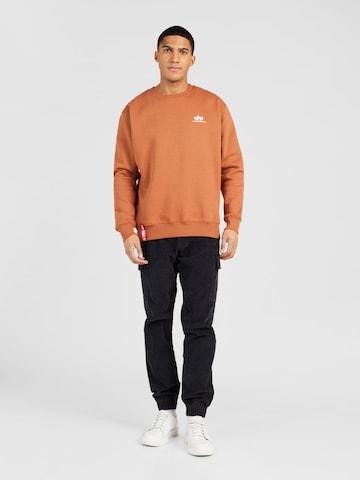 ALPHA INDUSTRIES Sweatshirt in Bruin