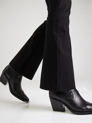 Bootcut Pantalon 'NUKATTY' NÜMPH en noir