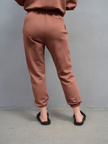 A LOT LESS Tapered Broek 'Ida' in Bruin