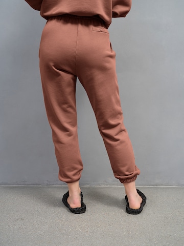 A LOT LESS - Tapered Pantalón 'Ida' en marrón