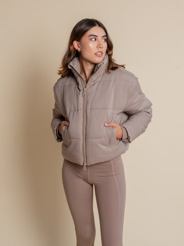Veste mi-saison 'Puffer' Girlfriend Collective en gris