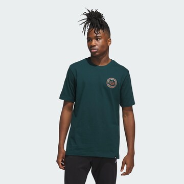 ADIDAS SPORTSWEAR Λειτουργικό μπλουζάκι 'Country Club Scenic' σε πράσινο