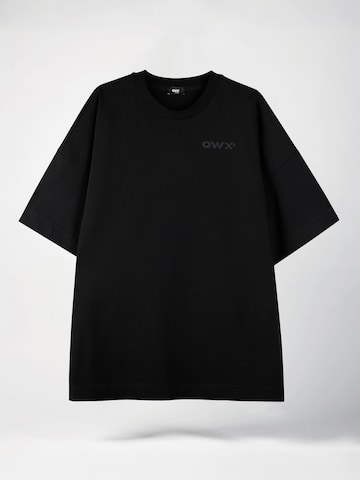 QWX2 Oversized shirt 'Watch Me' in Zwart: voorkant