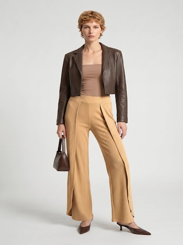 Alexa Dash Loose fit Pants in Beige: front