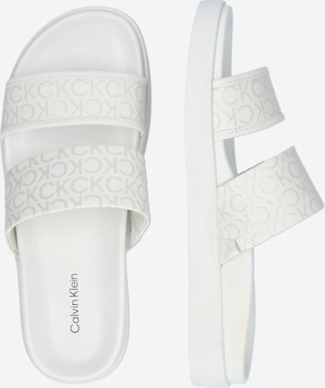 Calvin Klein - Sapato aberto em branco