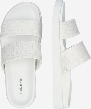 Calvin Klein - Zapatos abiertos en blanco