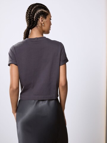 Next T-Shirt in Grau