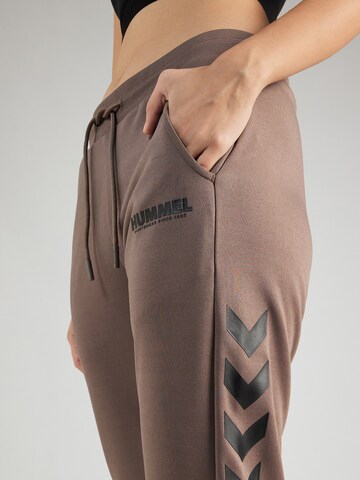 Effilé Pantalon de sport 'Legacy' Hummel en marron