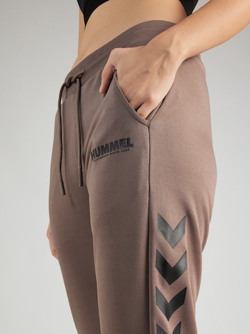 Effilé Pantalon de sport 'Legacy' Hummel en marron