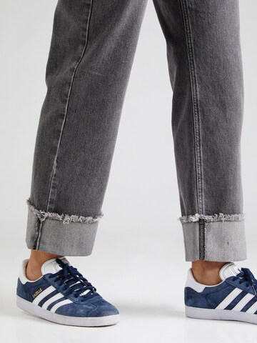 NÜMPH Ohlapna forma Kavbojke 'Toronto' | siva barva