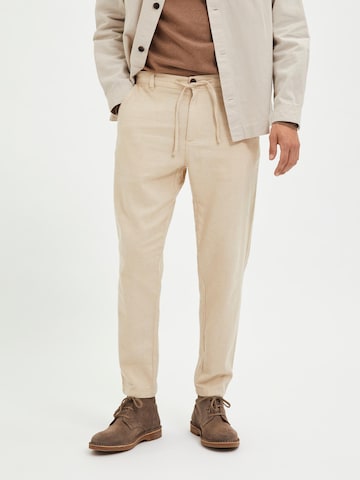 Regular Pantalon 'Brody' SELECTED HOMME en beige : devant