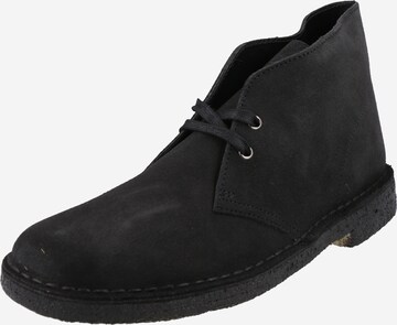 Clarks Originals Chukka Boots in Blue: front