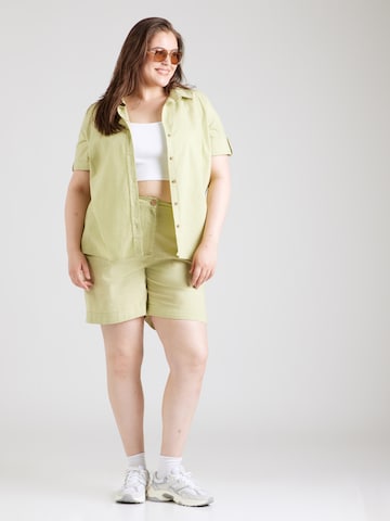 Regular Pantaloni de la ONLY Carmakoma pe verde