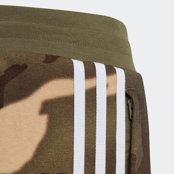 ADIDAS ORIGINALS Slimfit Nadrág 'Camo' - zöld