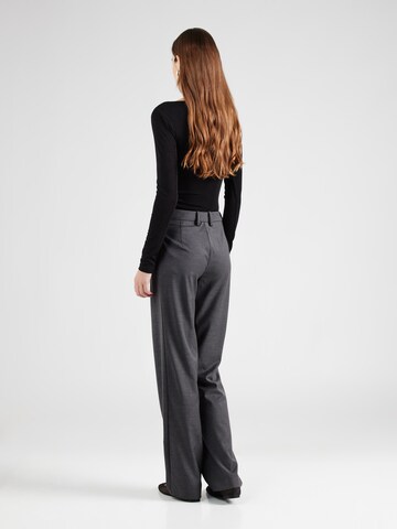 REMAIN Loosefit Broek in Grijs