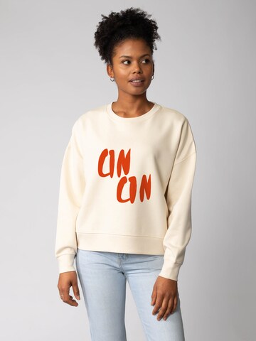 Felpa 'Cin Cin ' di Watapparel in bianco: frontale