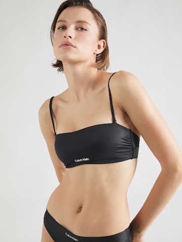 Calvin Klein Swimwear - Bandeau Top de biquíni em preto: frente