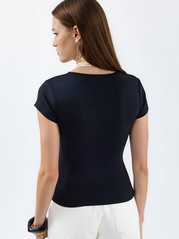 Busem T-Shirt in Schwarz