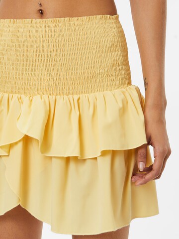 Ufrugtbar Mission nyheder Neo Noir Skirt 'Carin' in Yellow | ABOUT YOU