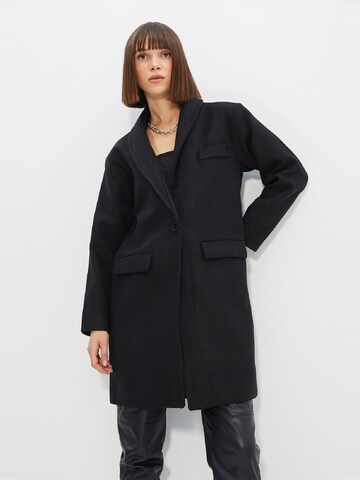 Trendyol Демисезонное пальто в Черный: спереди