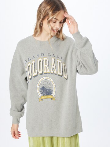 Sweat-shirt HOLLISTER en gris : devant