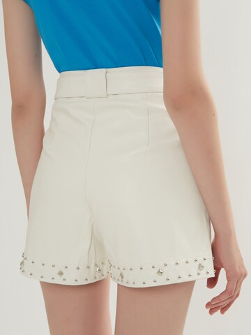 Influencer Loosefit Shorts in Weiß