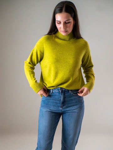 WEARABLE STORIES Trui 'Riske' in Geel: voorkant