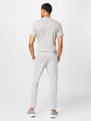 Coupe slim Pantalon de sport 'Essentials Tapered Open Hem 3-Stripes' ADIDAS SPORTSWEAR en gris