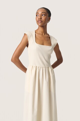 SOAKED IN LUXURY Klänning 'Simone' i beige