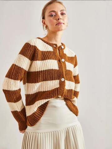Bianco Lucci Strickjacke in Braun: Vorderseite