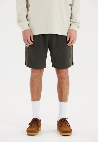 SOS Regular Shorts 'Niseko' in Grau: Vorderseite
