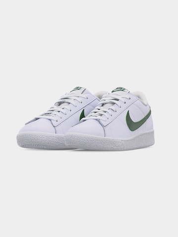 Baskets basses 'CLASSIC' Nike Sportswear en blanc