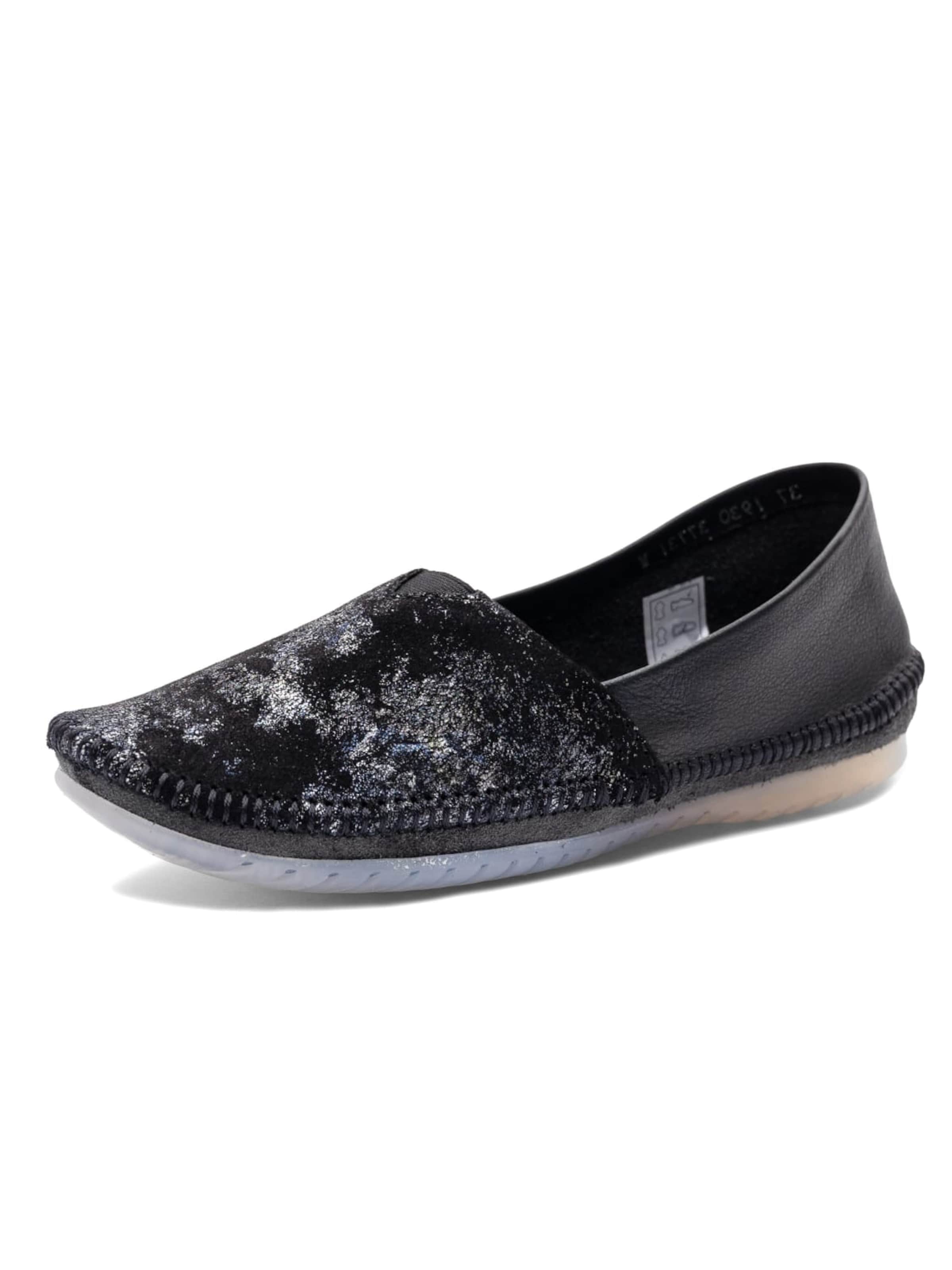 Maciejka Slip-ons '1930W-47/00-0' in Black: front