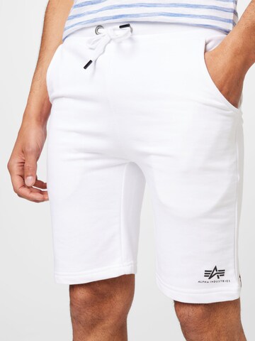 Regular Pantalon ALPHA INDUSTRIES en blanc