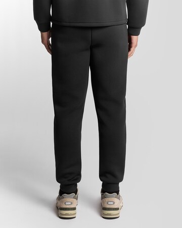 Effilé Pantalon Lyle & Scott en noir