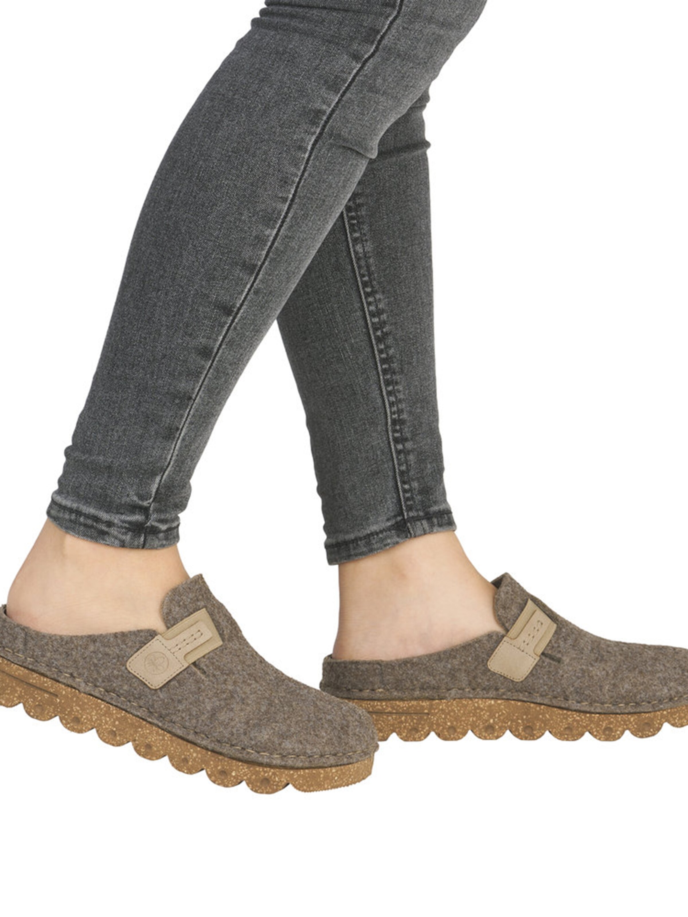 Saboţi de la Rieker pe bej: față