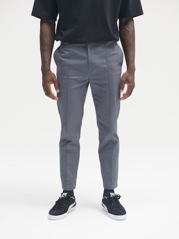 Coupe slim Pantalon chino 'Phil' Sinned x ABOUT YOU en gris : devant