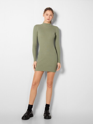 Bershka Úpletové šaty – zelená