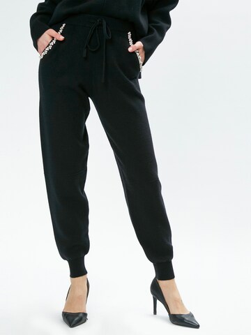 Tapered Pantaloni di Influencer in nero: frontale