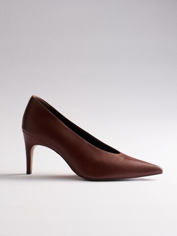 The Set Pumps in Brown