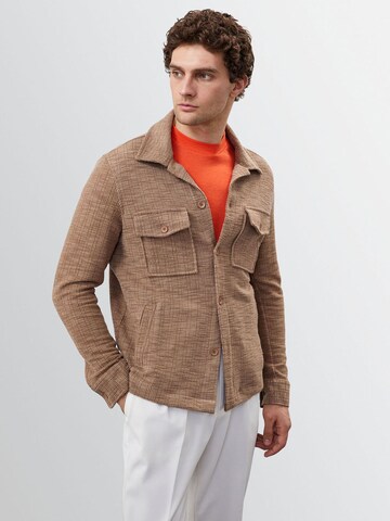 Veste mi-saison Antioch en marron : devant