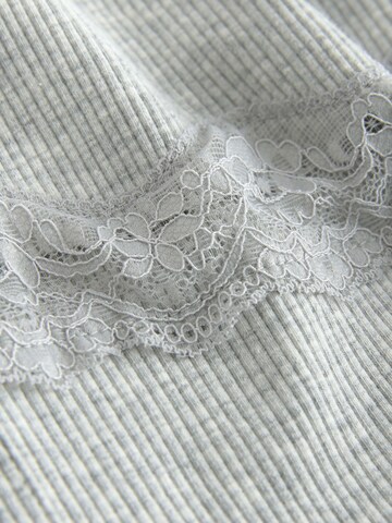 Next Top in Grau